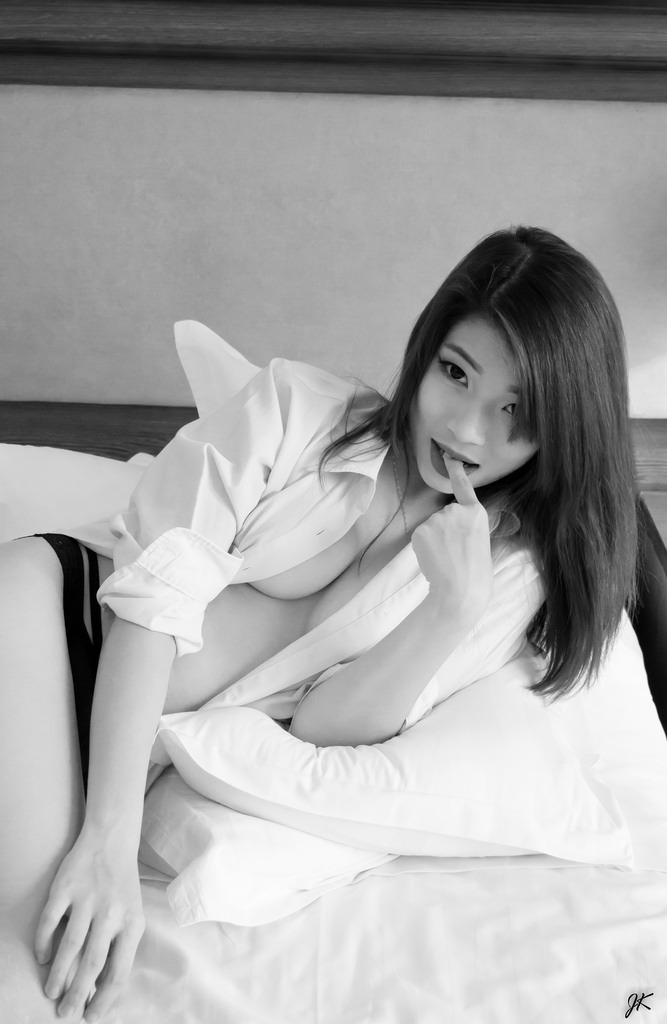 美女扒开尿口让人捅